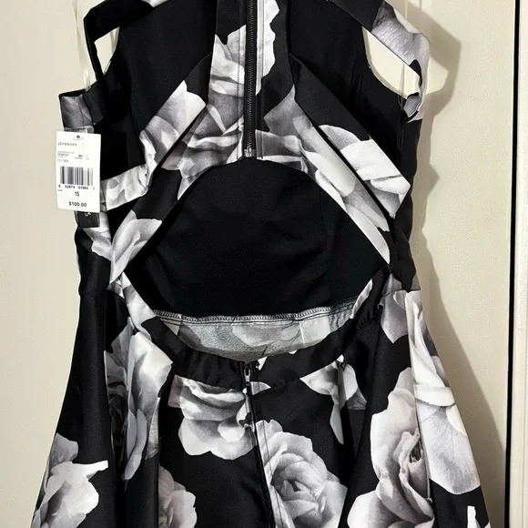 Black and Gray Floral Dress - Picture 6 of 9